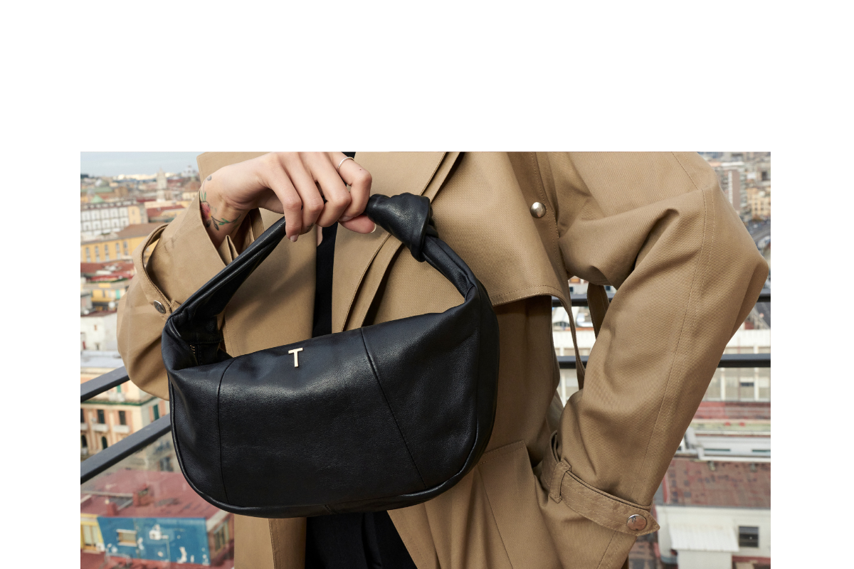 Pia bag in Black color