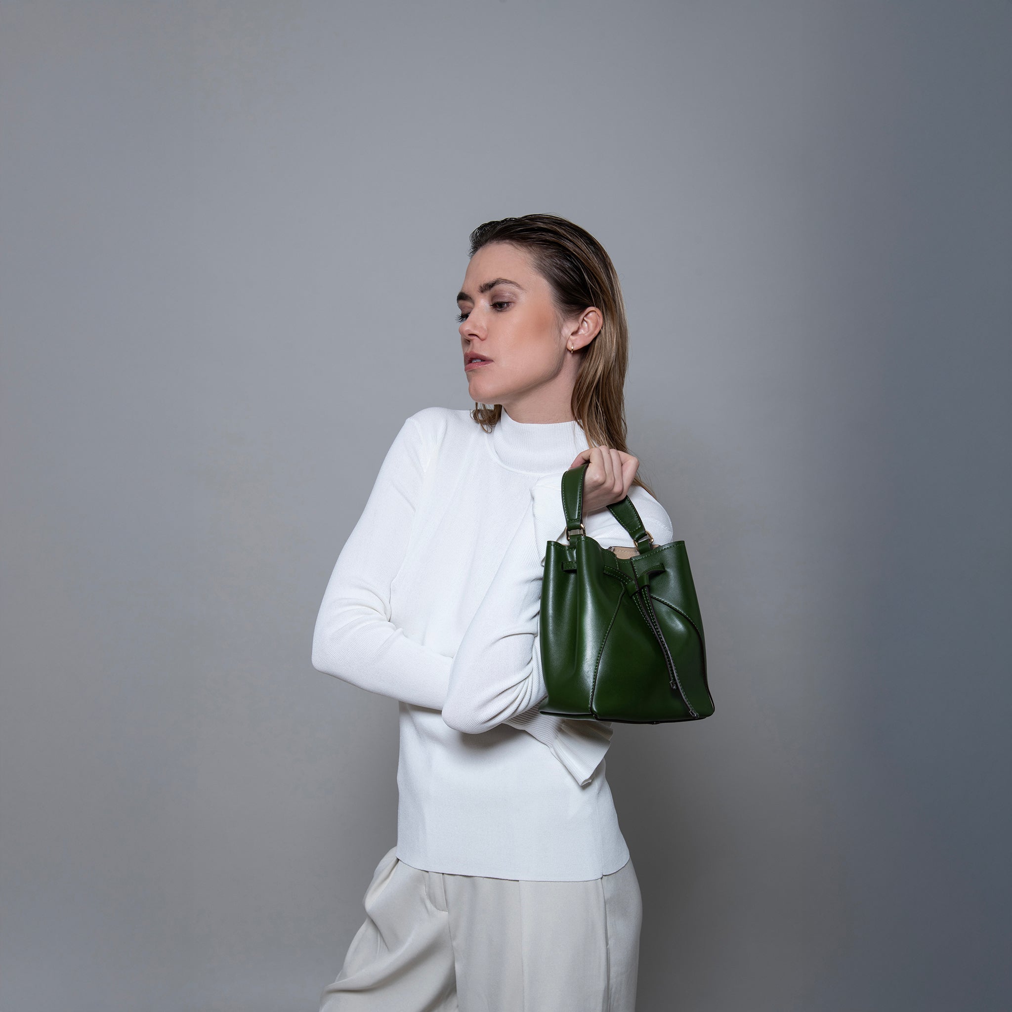 Sac seau vegan Mia vert cactus Thalie Paris, porté à la main, en matière vegan à base de cactus, design épuré et fabrication européenne.